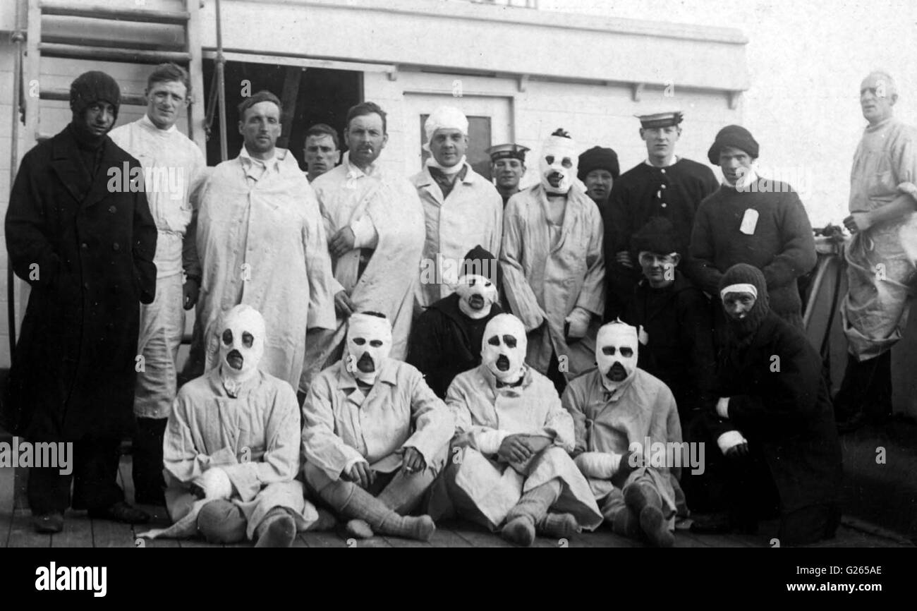 Portsmouth, Hampshire, Royaume-Uni. 24 mai, 2016. Un bâtiment restauré de Bell un cuirassé WW2 a été dévoilé par la Princesse Anne d'aujourd'hui. La cloche du HMS Hood est maintenant exposée au Musée National de la Marine royale (NMRN) à Portsmouth Historic Dockyard après avoir été récupérés dans les fonds marins de l'année dernière. Le HMS Hood a été touchée par un obus par cuirassé allemand Bismarck en 1941 et aujourd'hui marque le 75e anniversaire de cette journée. La princesse Anne a ensuite officiellement ouvert le NMRN nouveautés exposition sur l'histoire de la bataille du Jutland Crédit : uknip/Alamy Live News Banque D'Images