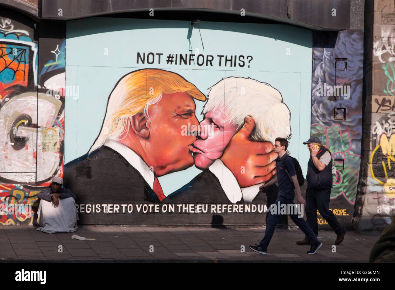 Street art satirique montrant Donald Trump embrassant Boris Johnson, d'encourager les gens à voter dans l'UE 2016 référendum. Banque D'Images