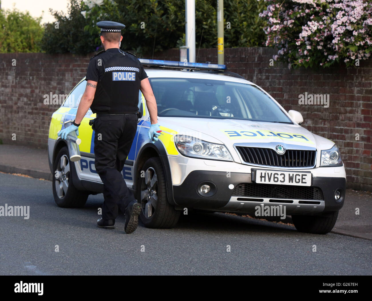 Gosport, Hampshire, Royaume-Uni. 24 mai 2016. Des policiers armés sont venus sur la route de Welch dans Gosport cet après-midi après que les rapports d'un couteau. L'incident a eu lieu juste après 5h00 (Mardi 23Mai). Fermé les deux extrémités de la police de Welch route avec cordon bande. Des policiers armés et des agents de garde tandis qu'un chien a assisté à l'incident. Un homme a été arrêté et deux grands couteaux ont été retrouvés dans une maison.  ? Une ambulance terrestre et air ambulance a été envoyée à la scène. Un homme a été pris de la scène à l'hôpital. Credit : uknip/Alamy Live News Banque D'Images