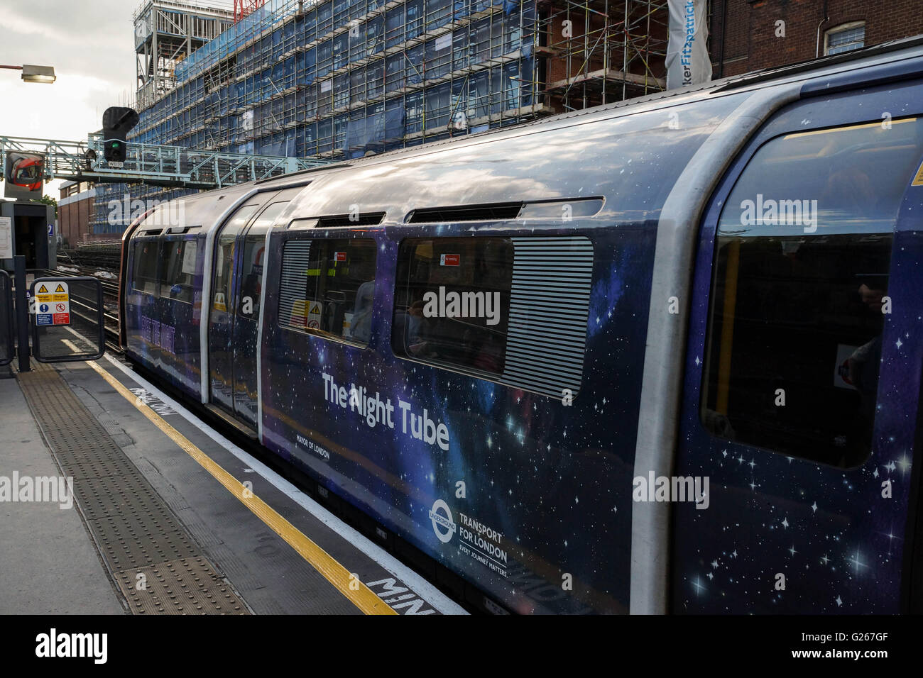 Londres, Angleterre. 24 mai 2016. Un spécialement décorée Picadilly Line train à Barons Court station publie 'La nuit Tube' qui doit s'ouvrir le 19 août 2016 sur les lignes Victoria et centrale avec les autres lignes mis en place progressivement plus tard. Crédit : Peter Hogan/ Alamy Live News Banque D'Images