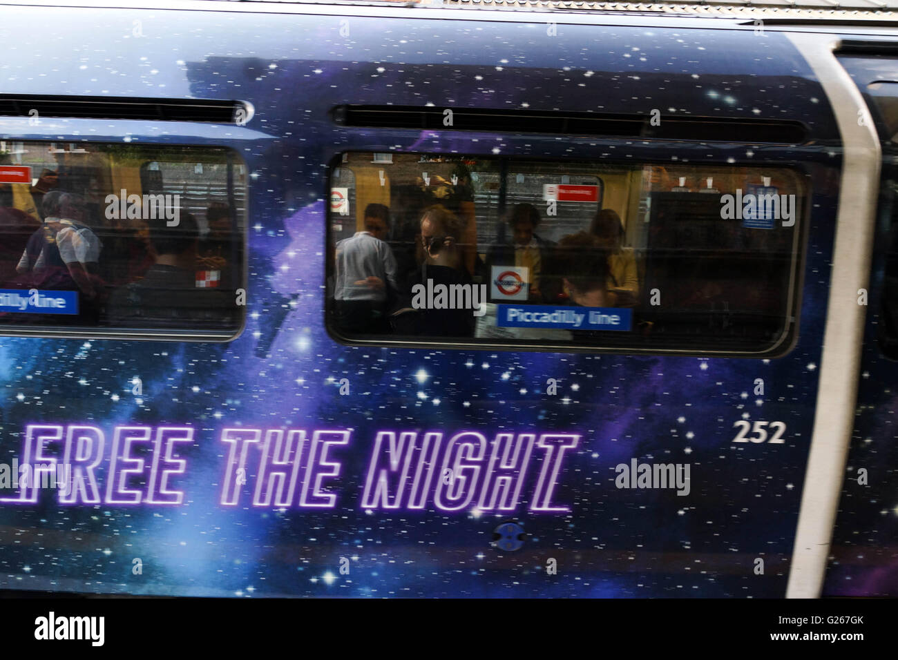 Londres, Angleterre. 24 mai 2016. Un spécialement décorée Picadilly Line train à Barons Court station publie 'La nuit Tube' qui doit s'ouvrir le 19 août 2016 sur les lignes Victoria et centrale avec les autres lignes mis en place progressivement plus tard. Crédit : Peter Hogan/ Alamy Live News Banque D'Images