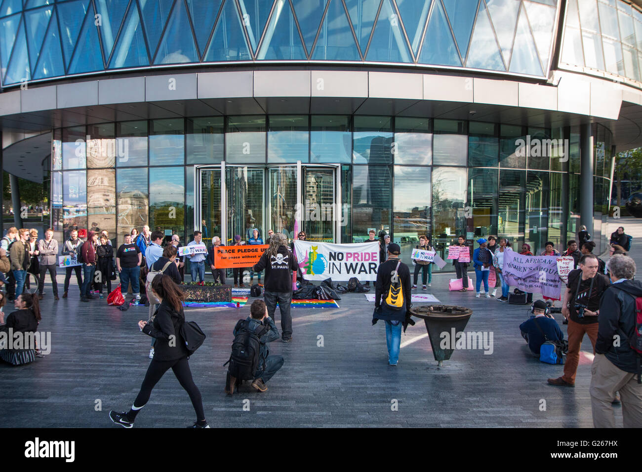 Londres, Royaume-Uni. 24 mai, 2016. Pas de fierté dans la guerre manifestation devant l'hôtel de ville, London Crédit : Zefrog/Alamy Live News Banque D'Images