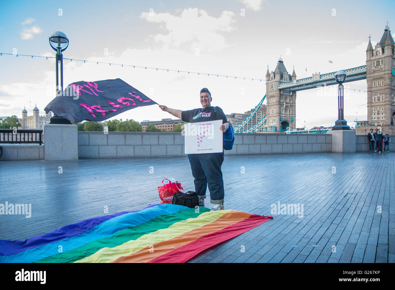 Londres, Royaume-Uni. 24 mai, 2016. Pas de fierté dans la guerre manifestation devant l'hôtel de ville, London Crédit : Zefrog/Alamy Live News Banque D'Images