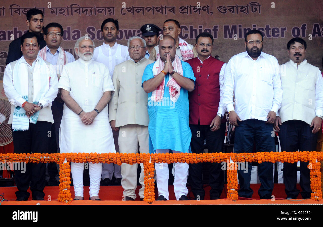 Guwahati. 24 mai, 2016. Le Premier Ministre indien Narendra Modi (2e L'avant) assiste à la cérémonie d'assermentation du nouveau ministre en chef de l'Etat d'Assam Sarbananda Sonowal (1er L'avant) dans la région de Guwahati, Assam, Inde, le 24 mai 2016. L'Assam Sarbananda Sonowal est le premier administrateur en chef de la ministre de la décision Bhartiya Janta Party (BJP). Source : Xinhua/Alamy Live News Banque D'Images