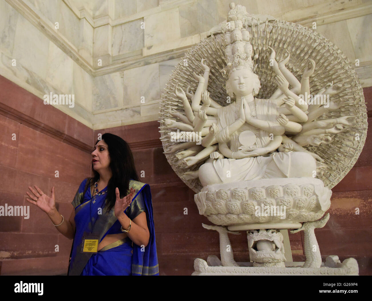 (160525) -- EW DELHI, 25 mai 2016 (Xinhua) -- un guide présente l'immeuble histoire de Rashtrapati Bhavan à New Delhi, Inde, le 22 mai 2016. Rashtrapati Bhavan, ou résidence du Président de l'Inde, localise sur le Raisina Hill dans la capitale. Conçu par l'architecte britannique Sir Edwin Lutyens comme l'accueil de la vice-rois de l'Inde en 1921 et achevée en 1929, le bâtiment contient plus de 2,4 km des couloirs, 340 chambres et 227 colonnes. En l'an 1950 elle a été rebaptisée Rashtrapati Bhavan lorsque Rajendra Prasad devient le premier président de l'Inde et occupé ce bâtiment comme maison présidentielle. (X Banque D'Images