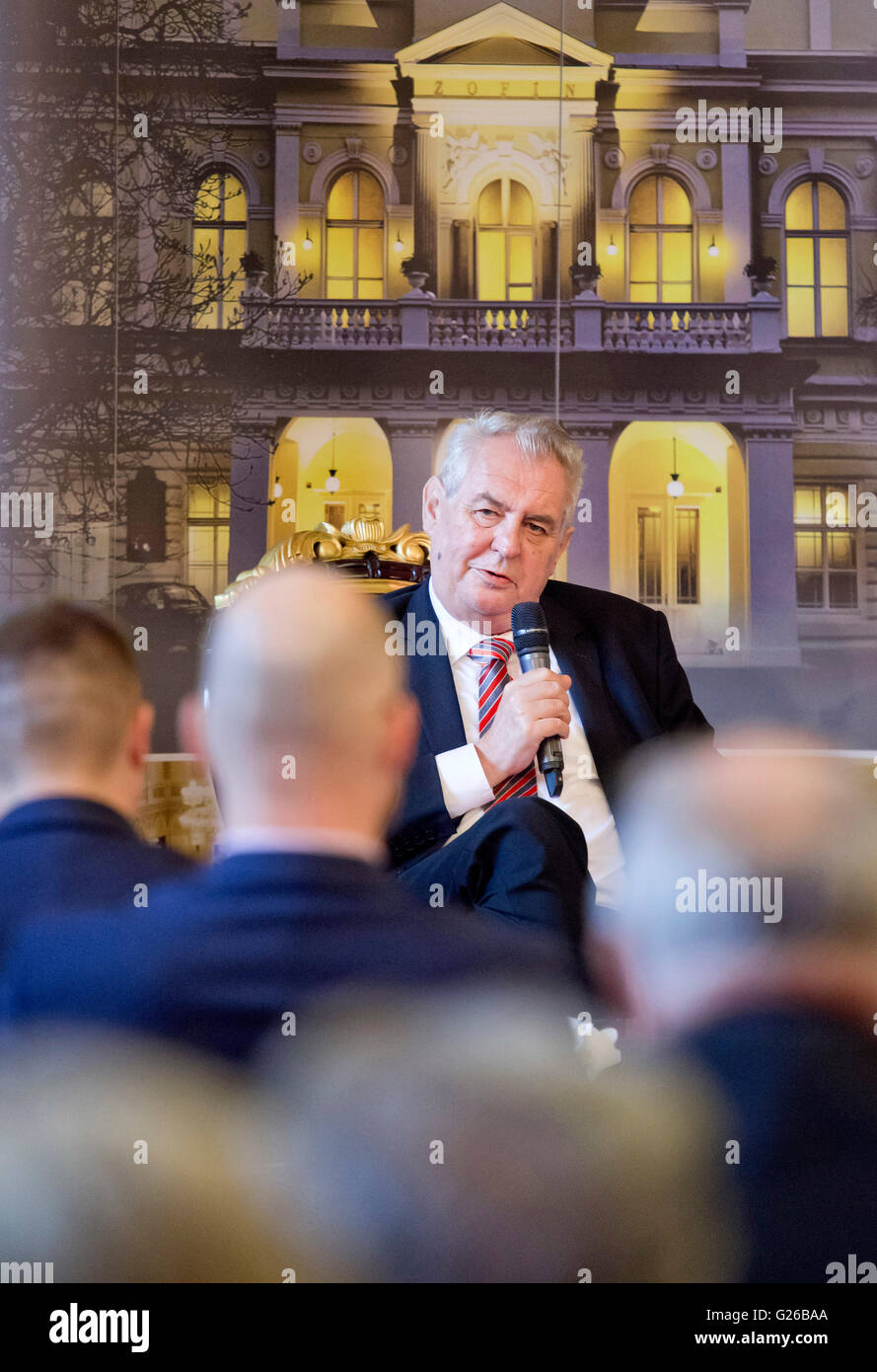 Prague, République tchèque. 25 mai, 2016. Forum Zofin avec le Président Zeman (photo), qui est de répondre aux questions concernant les dernières mesures législatives et les enjeux de l'économie, de l'emploi, politique sociale, santé, d'éducation et d'autres à Prague, République tchèque, le 25 mai 2016. © Vit Simanek/CTK Photo/Alamy Live News Banque D'Images