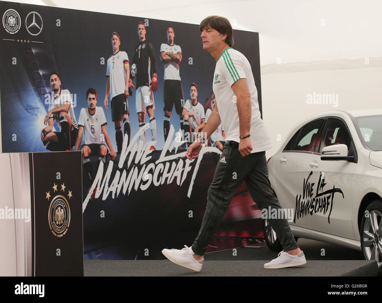 Ascona, Suisse. 25 mai, 2016. L'entraîneur-chef de l'Allemagne Joachim Loew passe devant une affiche publicitaire à la suite d'une conférence de presse, au camp d'entraînement de l'équipe, sur le Lac Majeur à Ascona, Suisse, 25 mai 2016. Équipe nationale de soccer de l'Allemagne se prépare à la UEFA EURO 2016 en France. Dpa : Crédit photo alliance/Alamy Live News Banque D'Images