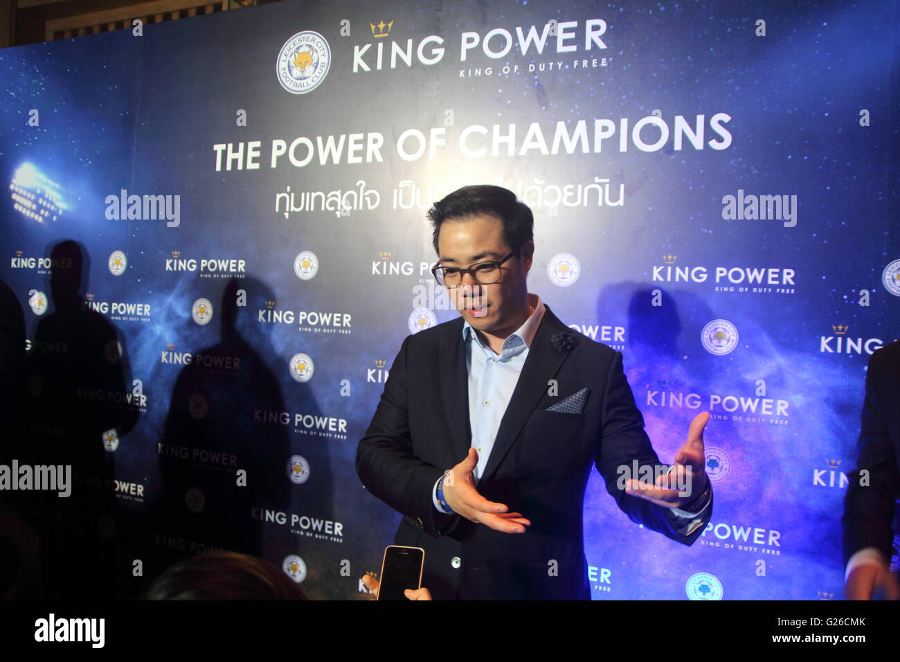 Bangkok, Thaïlande. 18 mai 2016. Vice-président de Leicester City Aiyawatt Srivaddhanaprabha parle aux médias lors d'une présentation de l'English Premier League Trophy à la King Power Duty-free à Bangkok. Banque D'Images