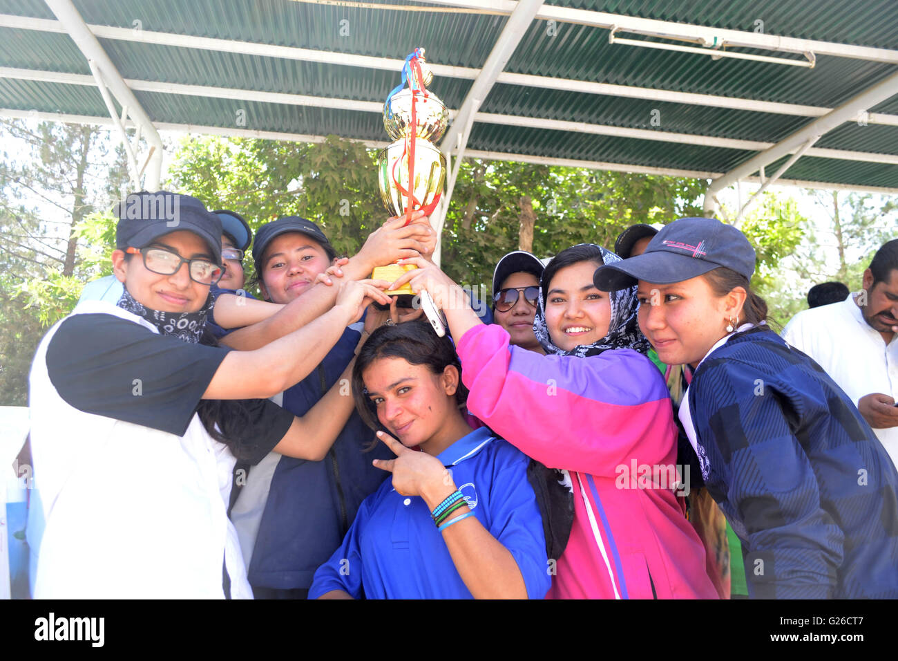 Quetta, Pakistan. 25 mai, 2016. Les filles sont joueur posant avec trophy après le match final de saisir pour les collèges du nord de football organisé par le Conseil des sports du Baloutchistan au degré girls college. Credit : Din Muhammad/Watanpaal Photos ZMA/Alamy Live News Banque D'Images