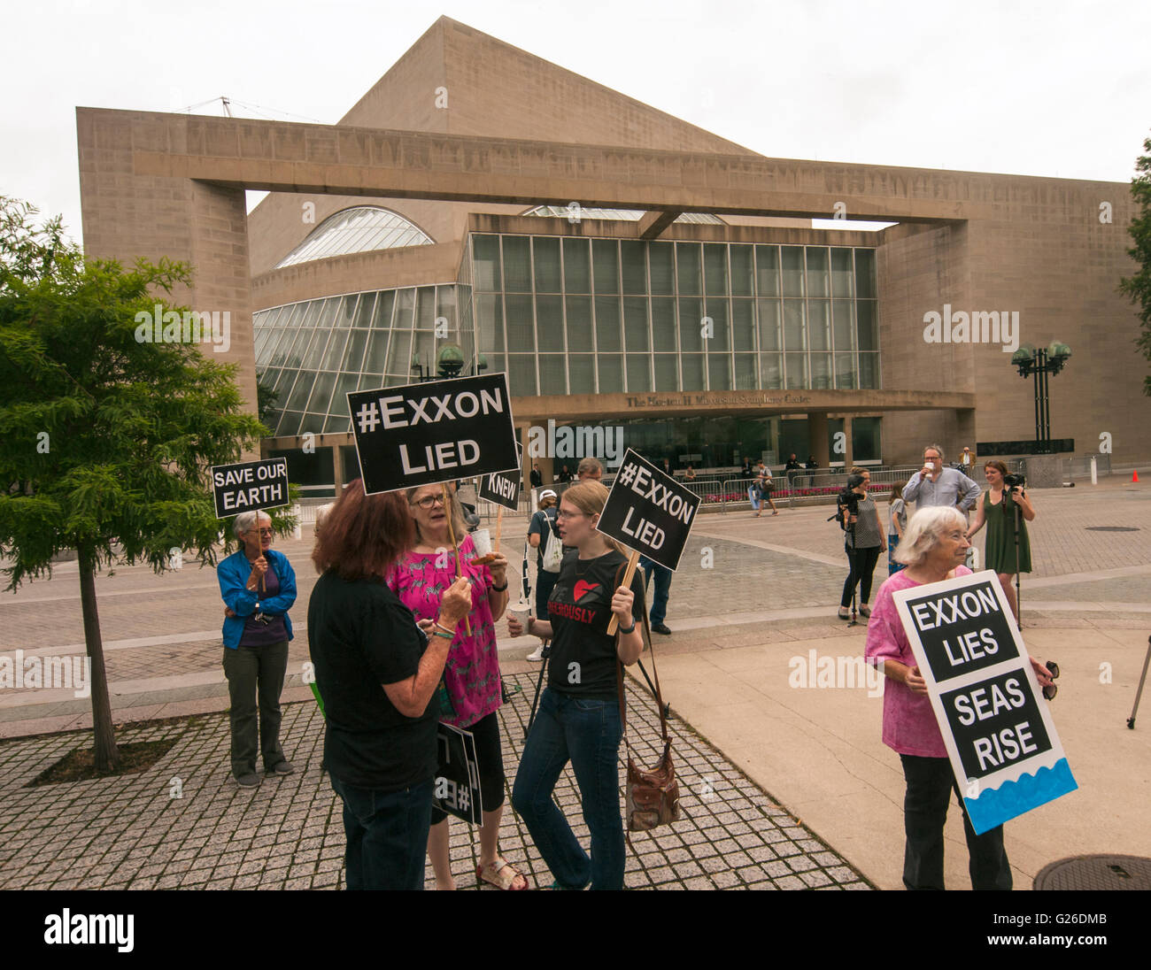 Dallas, Texas, USA. 25 mai, 2016. Manifestations devant les actionnaires d'ExxonMobil, réunion à l'Morton Meyerson Symphony Center de Dallas, au Texas, avait plusieurs résolutions pour s'adapter à un scénario 2-degreee Crédit : J. G. Domke/Alamy Live News Banque D'Images