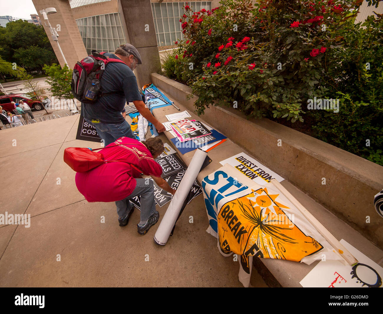 Dallas, Texas, USA. 25 mai, 2016. Avec l'environnementaliste de manifestations devant les actionnaires d'ExxonMobil, réunion à Dallas (Texas), a obtenu au vote sur plusieurs résolutions pour s'adapter à un scénario de 2 degrés Crédit : J. G. Domke/Alamy Live News Banque D'Images
