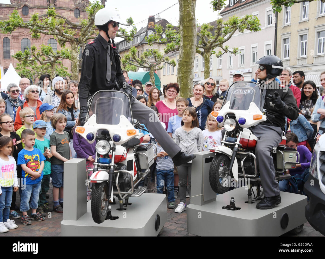 Le groupe 'exécution de leurs Actic Kiddy ride Patro Police' au Festival International de Théâtre de rue tête-à-tête à Rastatt, Allemagne, 25 mai 2016. Jusqu'au 29 mai 2016 rore de 300 spectacles sont effectuées lors de la 12ème édition du festival international. Il y a aussi 47 groupes d'artistes de 11 pays. Photo : ULI DECK/dpa Banque D'Images