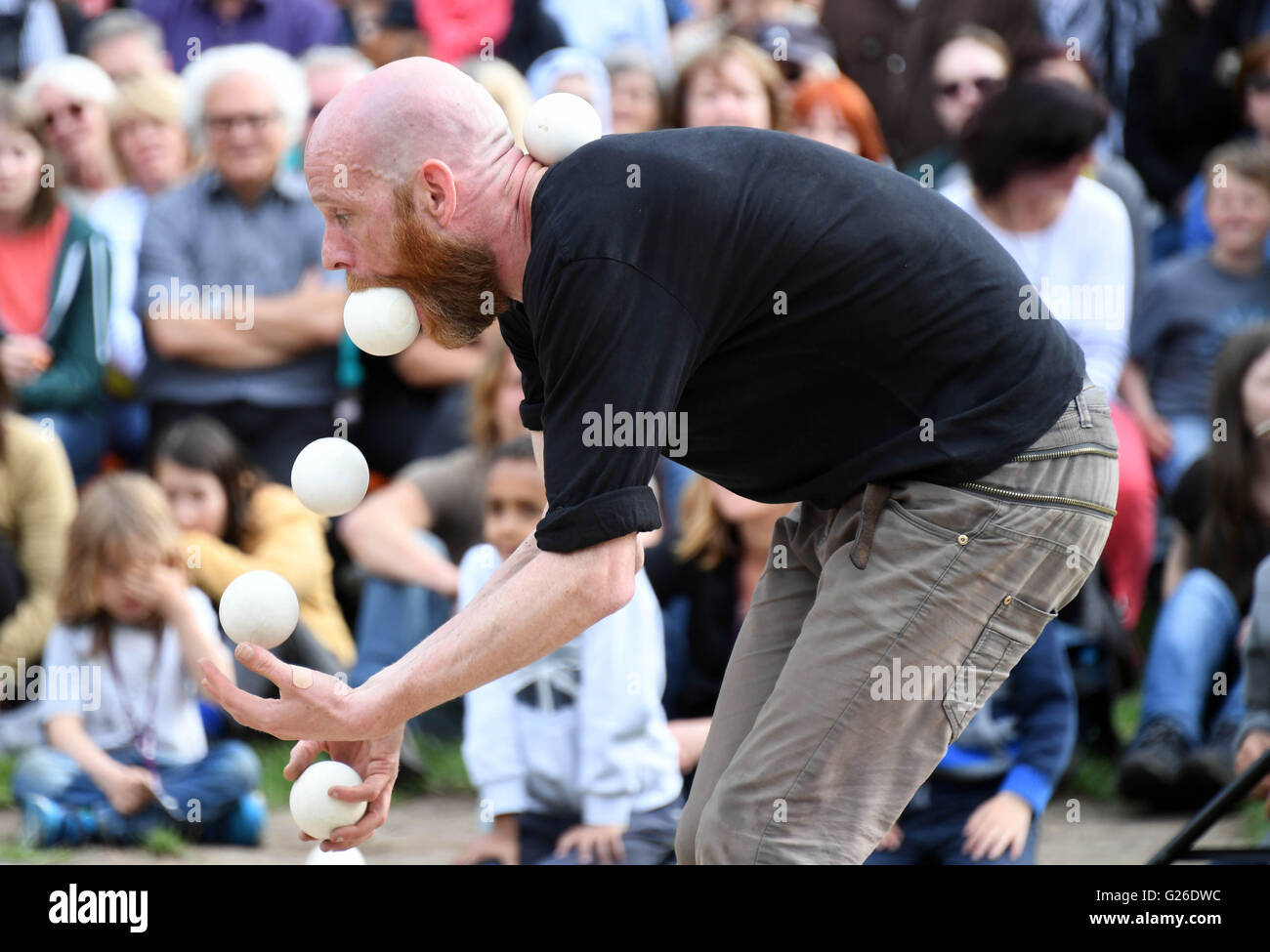 Stefan Sing et Cristiana Casadio (pas en droit) l'exécution de leur morceau 'Tangram' au Festival de théâtre de rue International tête-à-tête à Rastatt, Allemagne, 25 mai 2016. Jusqu'au 29 mai 2016 rore de 300 spectacles sont effectuées lors de la 12ème édition du festival international. Il y a aussi 47 groupes d'artistes de 11 pays. Photo : ULI DECK/dpa Banque D'Images