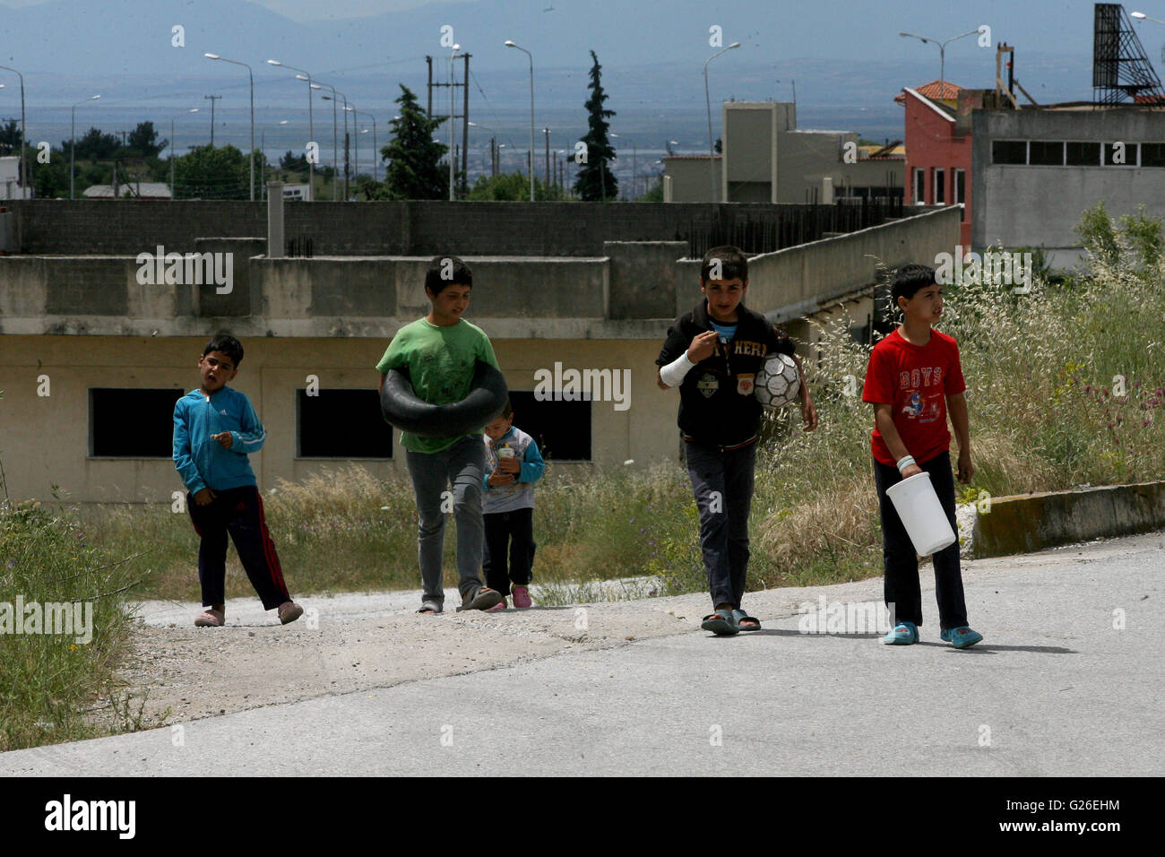 (160525) -- Thessalonique(Grèce), le 25 mai 2016 (Xinhua) -- les enfants réfugiés sont représentés à l'intérieur du nouveau centre d'accueil des réfugiés organisé de Derveni grec près de nord de la ville de Thessalonique, le 25 mai 2016. Lors d'une opération de police lancée le mardi, des milliers de réfugiés ont été réinstallés dans le camp de réfugiés de fortune d'Idomeni à la frontière entre la Grèce et l'ex-République yougoslave de Macédoine (ARYM) aux environs des installations de réception. (Xinhua/Marios Lolos) Banque D'Images