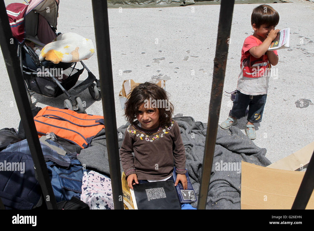 (160525) -- Thessalonique(Grèce), le 25 mai 2016 (Xinhua) -- les enfants réfugiés sont représentés à l'intérieur du nouveau centre d'accueil des réfugiés organisé de Derveni grec près de nord de la ville de Thessalonique, le 25 mai 2016. Lors d'une opération de police lancée le mardi, des milliers de réfugiés ont été réinstallés dans le camp de réfugiés de fortune d'Idomeni à la frontière entre la Grèce et l'ex-République yougoslave de Macédoine (ARYM) aux environs des installations de réception. (Xinhua/Marios Lolos) Banque D'Images