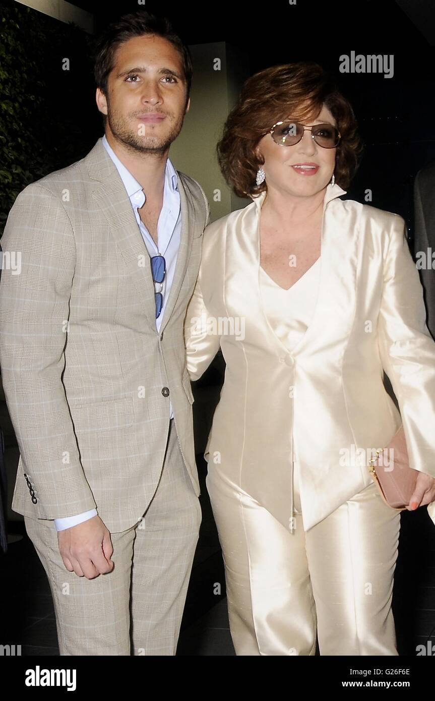 Los Angeles, CA, USA. 25 mai, 2016. Diego Boneta, Angelica Maria, à la cérémonie d'intronisation pour l'étoile sur le Hollywood Walk of Fame pour Angelica Maria, Hollywood Boulevard, Los Angeles, CA, 25 mai 2016. Crédit : Michael Germana/Everett Collection/Alamy Live News Banque D'Images