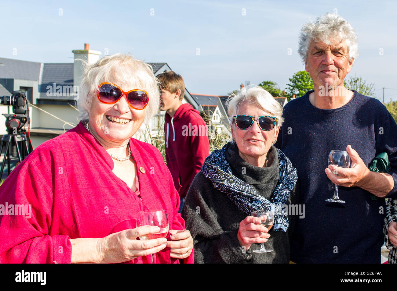 Schull, Irlande. 25 mai, 2016. Photo de la soirée de lancement organisée à Grove House, Schull Schull pour le 8e Festival du Film de Fastnet le mercredi 25 mai ont été Radio 4 animateur, journaliste et auteur, Libby Purves OBE ; Gene Griffin et ancien c'est la vie présentateur Paul Heiney. Credit : Andy Gibson/Alamy Live News. Banque D'Images