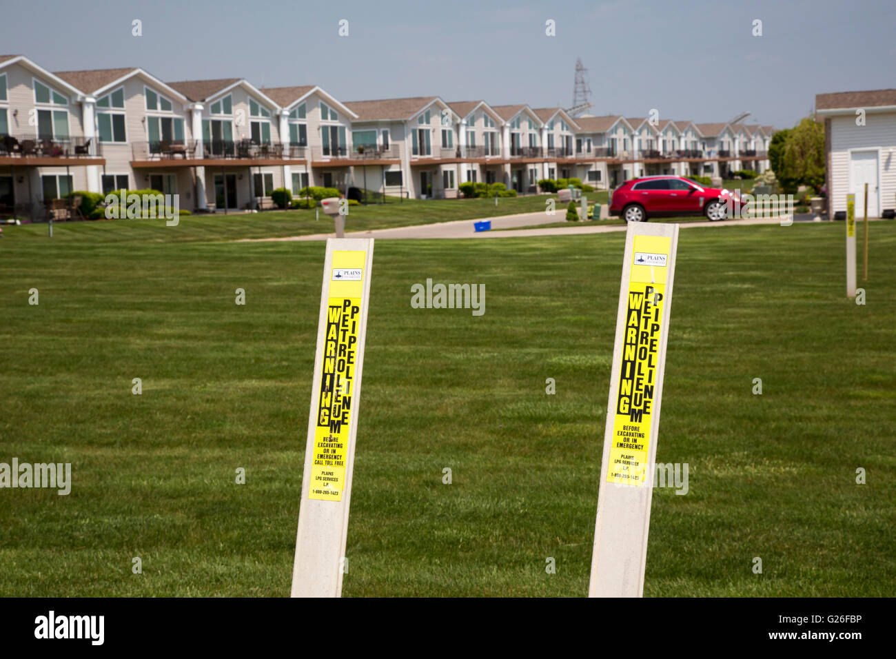 Marysville, Michigan - les marqueurs montrent l'emplacement du gazoduc près d'un aménagement de logements au bord de la rivière où il traverse la rivière St. clair. Banque D'Images