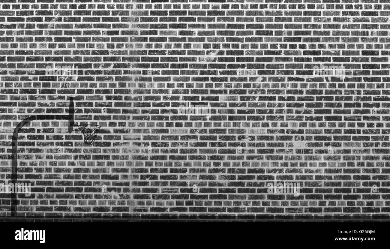 Basket-ball - basket-ball ombre en face de mur de brique en noir et blanc Banque D'Images
