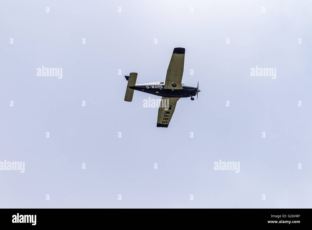 Piper PA-28 G-WARS voler, dans un ciel nuageux, sur l'aérodrome d'Elstree, Hertfordshire, Royaume-Uni, avant l'atterrissage. Banque D'Images