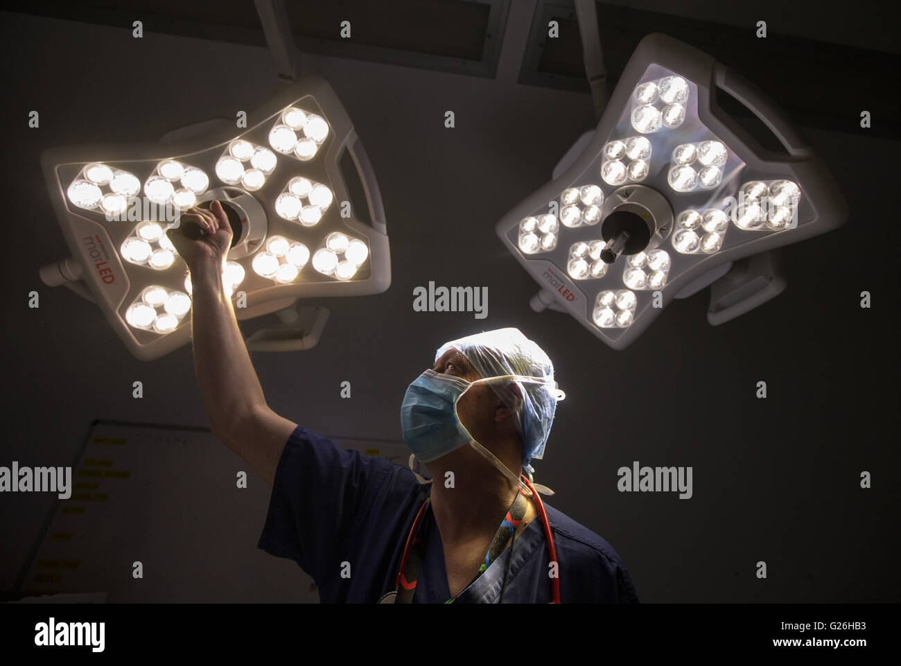 Un cinéma ajuste la lumière avant une opération. Banque D'Images