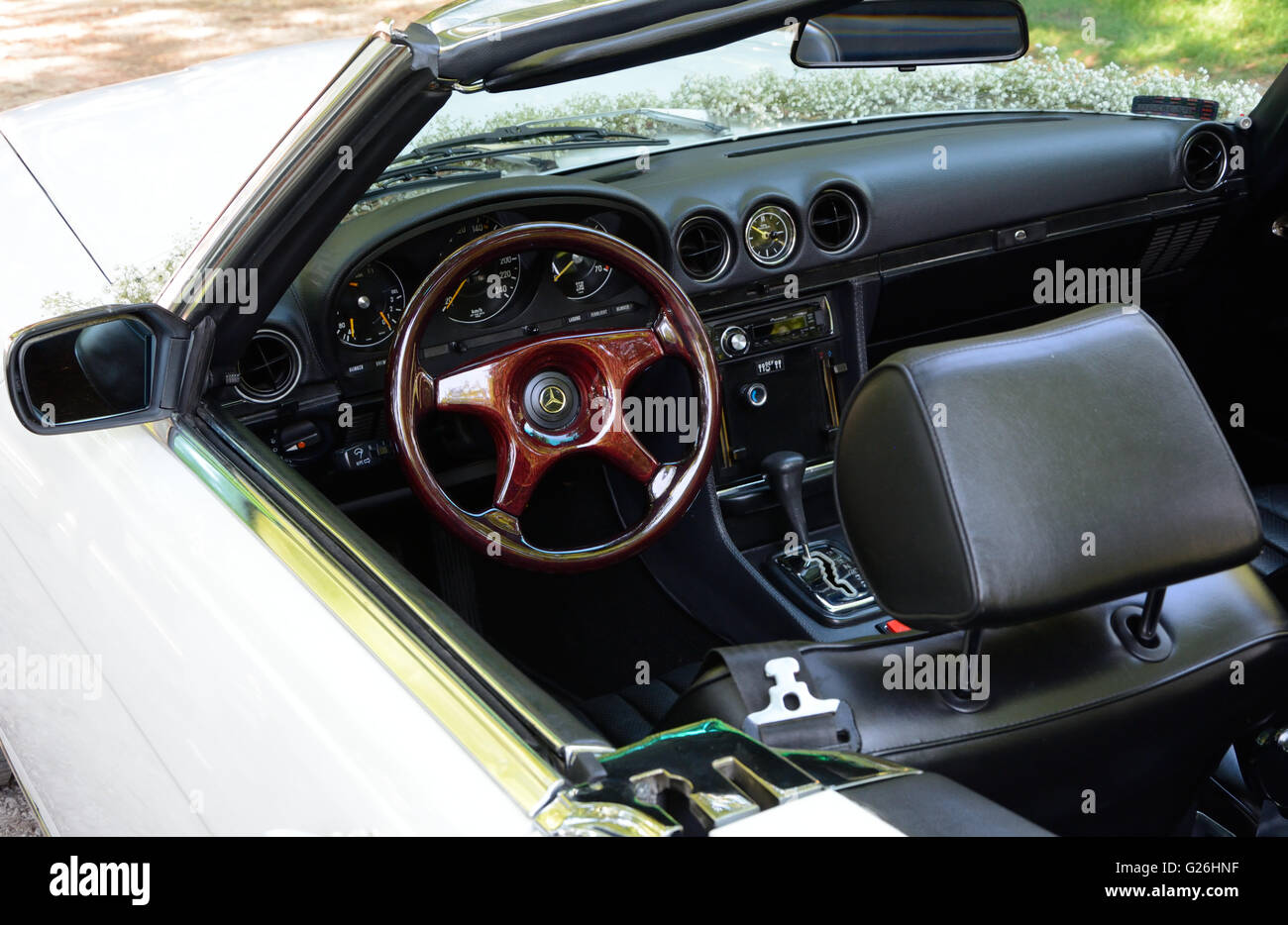 Poznan, Pologne - 1 août 2015 : Intérieur de l'ancien allemand mercedes convertible classique. Banque D'Images