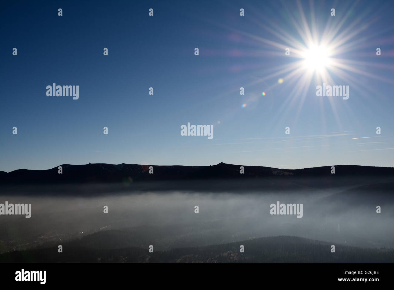 Noir, contour Karkonosze Ridge, soleil et brouillard. Et Sniezne Kotly Szrenica peaks visible. Banque D'Images