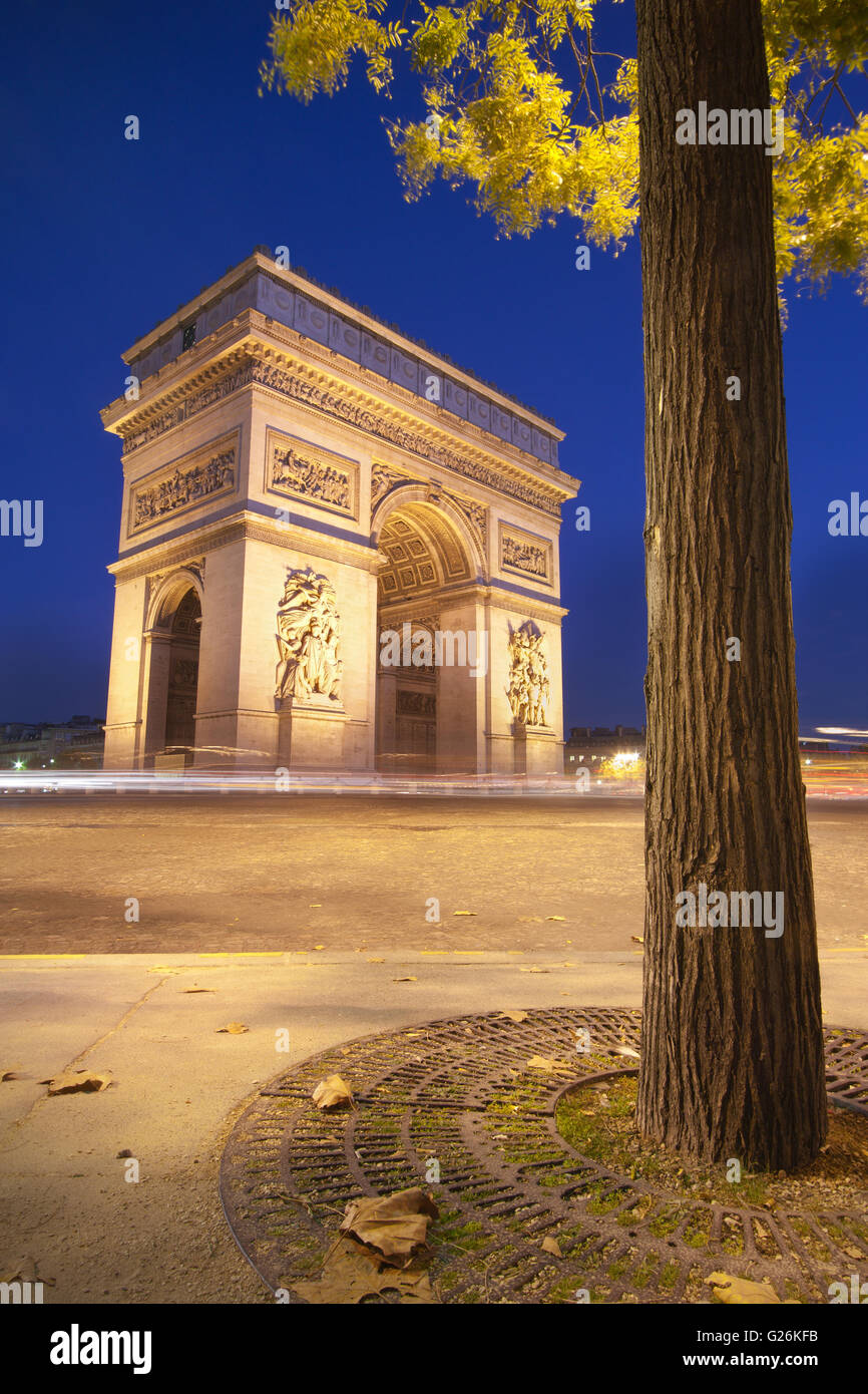 Arc de Triomphe (arch of triumph) à Paris au crépuscule Banque D'Images