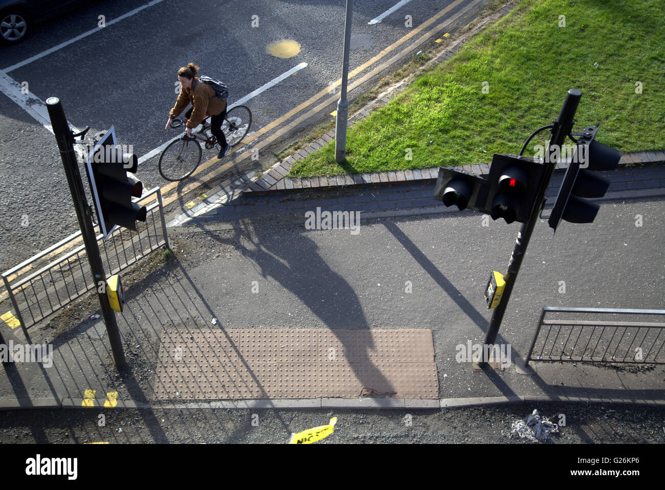 Femme à vélo traverser aux feux de circulation (vue de dessus, Glasgow, Ecosse, Royaume-Uni. Banque D'Images