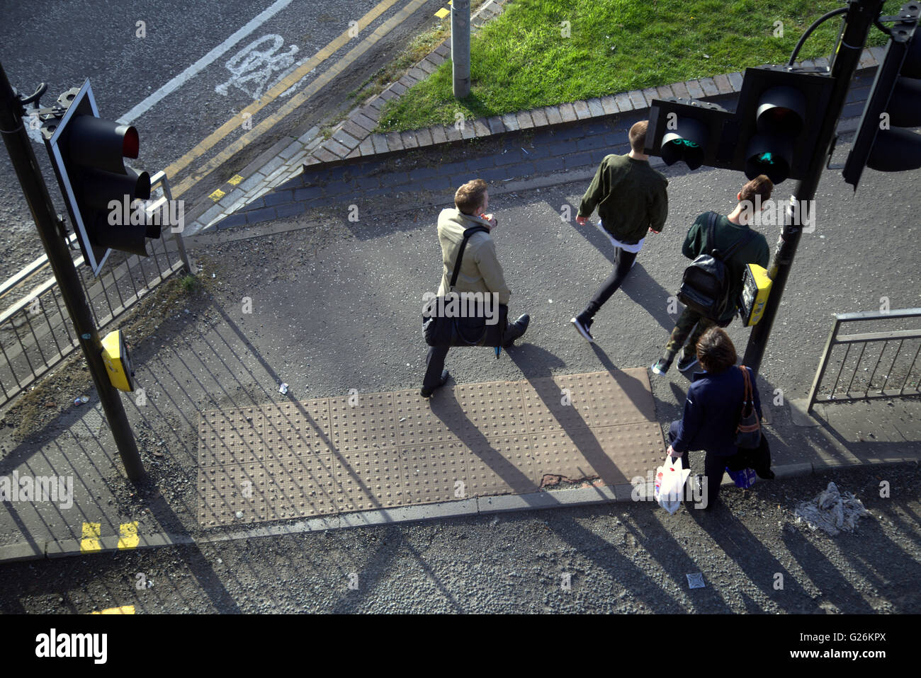 Les hommes et femmes à traverser aux feux de circulation (vue de dessus, Glasgow, Ecosse, Royaume-Uni. Banque D'Images