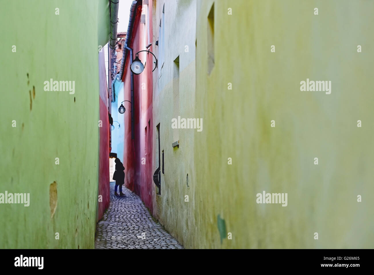 Vintage tourné avec une corde ou une chaîne de rue Street, la rue la plus étroite de la ville de Brasov en Transylvanie et l'un des plus étroit stre Banque D'Images