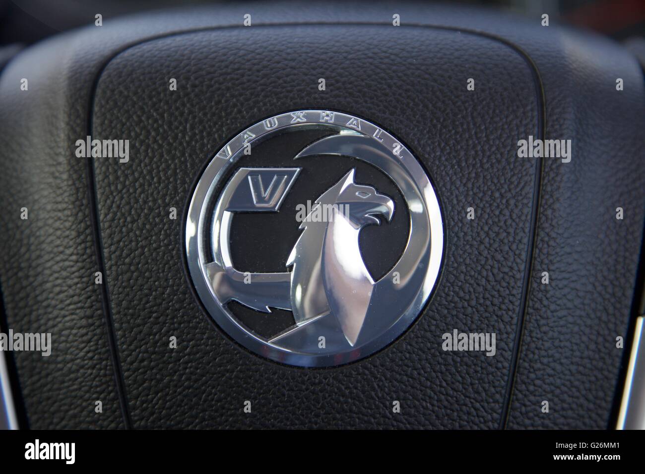 Gros plan d'une voiture Vauxhall Logo sur un volant. Banque D'Images
