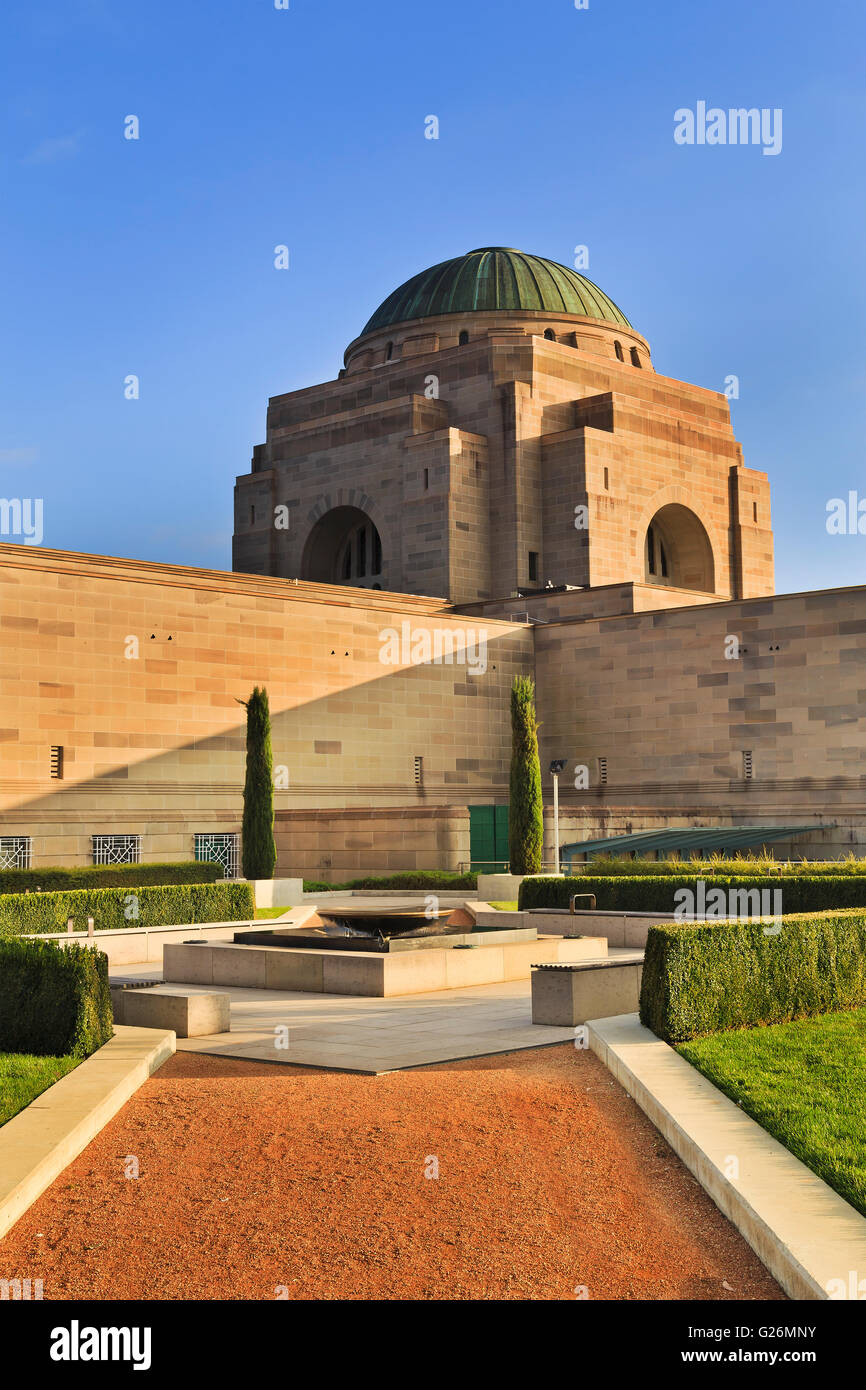 Vue latérale du musée du Mémorial de la guerre élégant complexe dans Canberra, ACT. Jardin en pierre pour commémorer la mémoire de tous les disparus en guerres. Banque D'Images