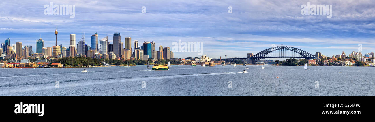 Sydney cityscape de repères , gratte-ciel et le Harbour Bridge à travers l'eau du port sur une journée ensoleillée. Le trafic maritime de y Banque D'Images