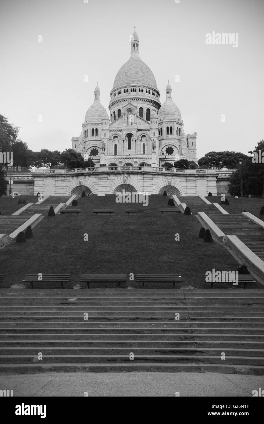 La basilique du Sacré-Cœur à Montmartre, Paris, France - noir et blanc Banque D'Images
