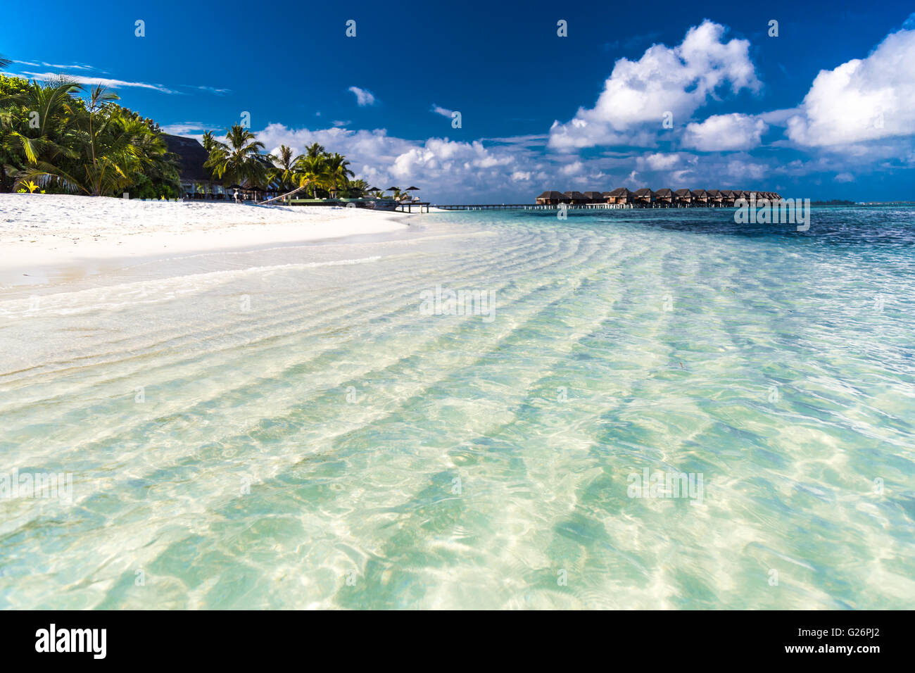Amazing blue lagoon, et plage de sable blanc aux Maldives Banque D'Images