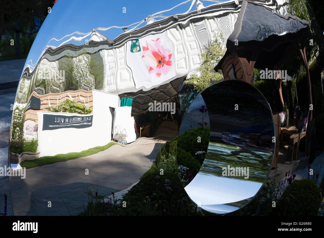 Chelsea Flower Show, London, UK. Le Grand Pavilion reflète dans une sculpture Banque D'Images