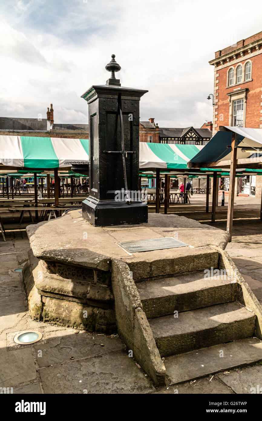 Place du marché de Chesterfield Derbyshire en Angleterre et la pompe à eau Banque D'Images