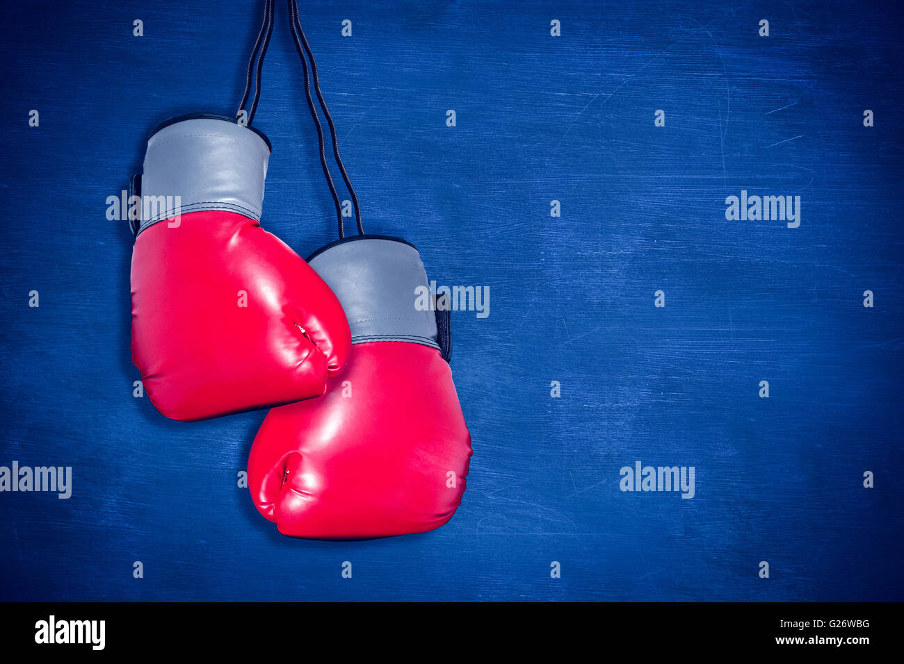 Image composite de gants de boxe attaché à fond blanc Banque D'Images