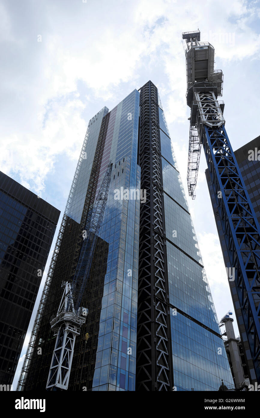 Vue verticale de grues de construction à l'extérieur du bâtiment 122 Leadenhall Street dans la ville de London England UK KATHY DEWITT Banque D'Images