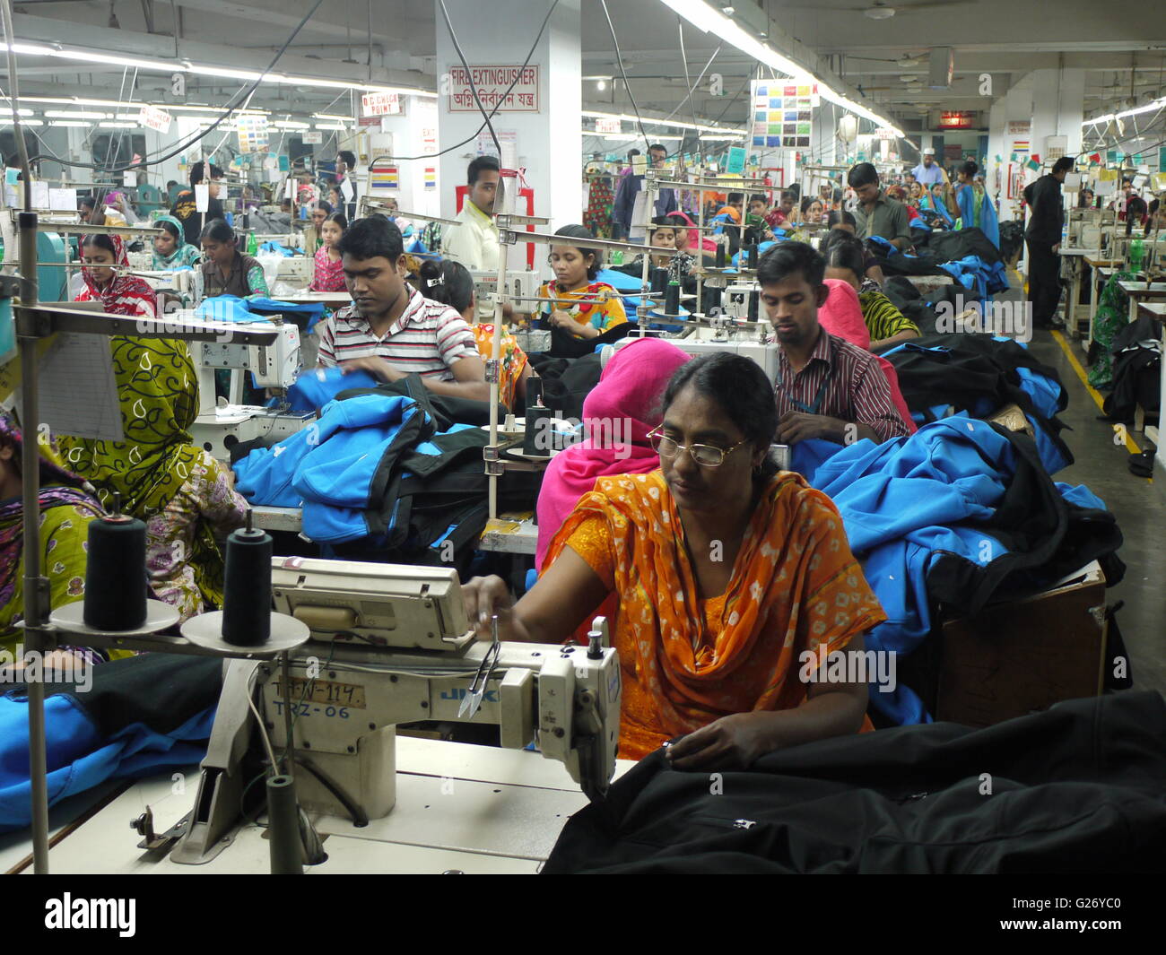Des travailleurs du secteur du vêtement au Bangladesh à l'intérieur d'une usine à Dhaka Banque D'Images