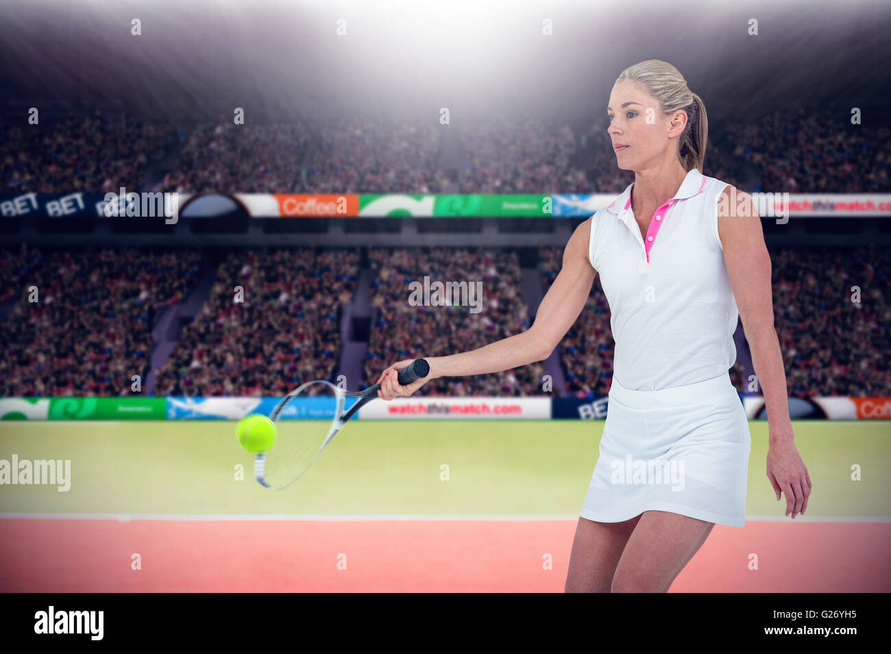 Image composite de sportif jouer au tennis avec une raquette Banque D'Images