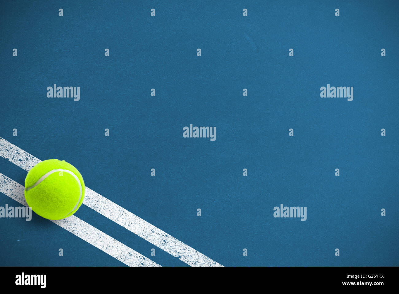 Image composite de balle de tennis avec une seringue Banque D'Images