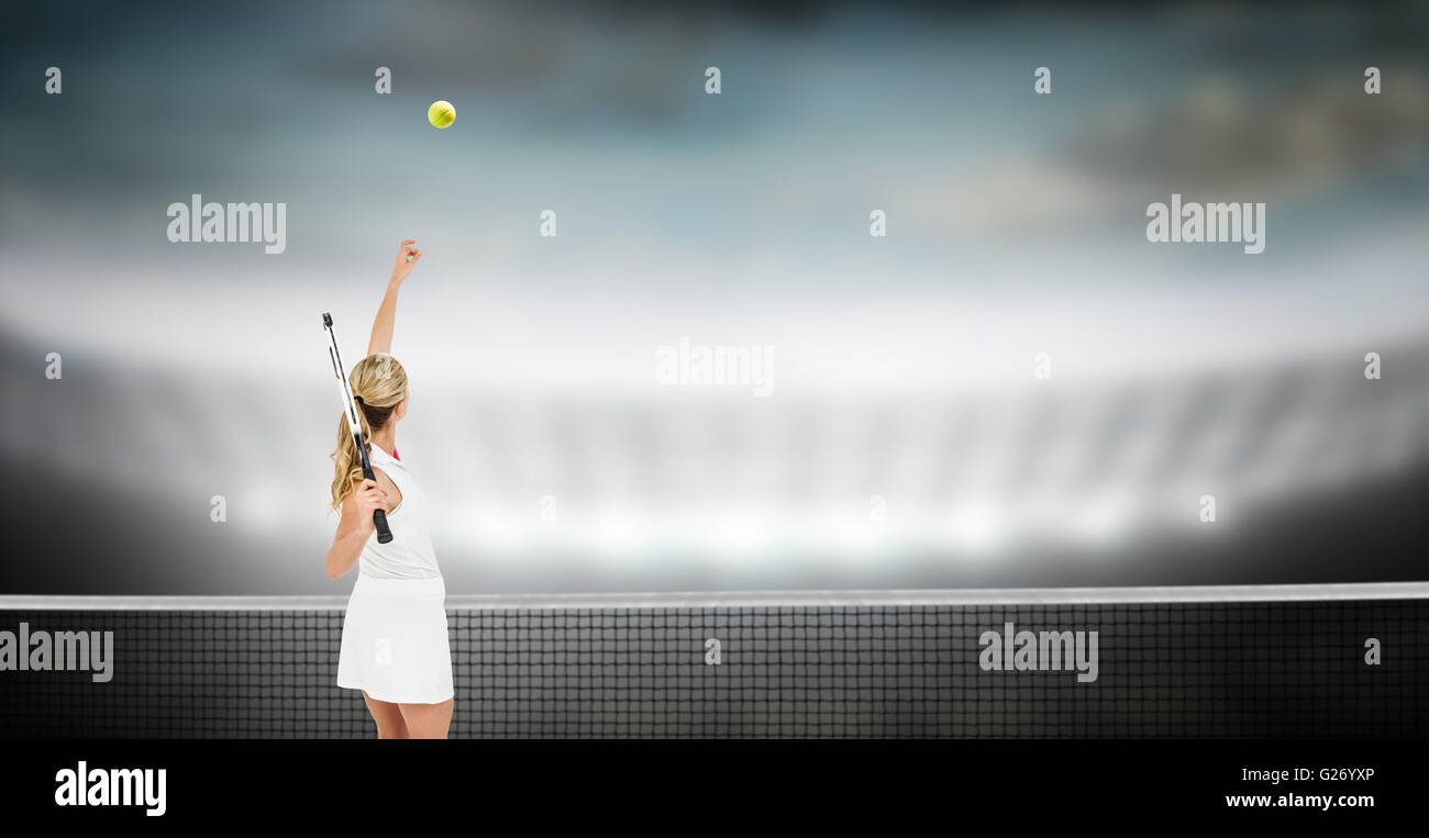 Image composite de l'athlète détenant une raquette de tennis prêt à servir Banque D'Images