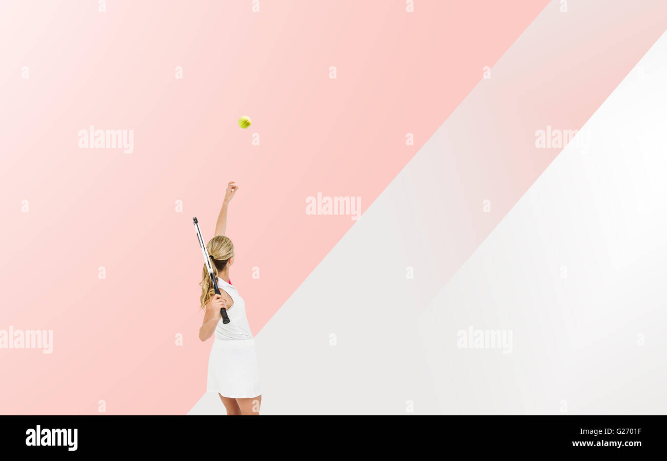 Image composite de l'athlète détenant une raquette de tennis prêt à servir Banque D'Images