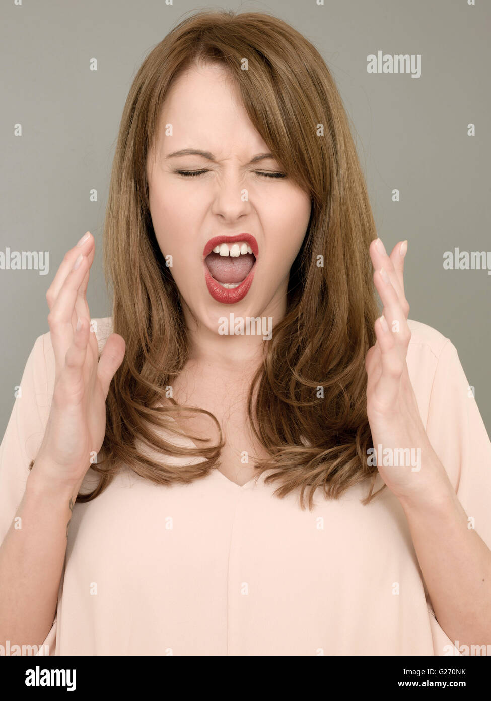 Portrait d'une jeune femme en colère dans une rage furieuse ou Temper Banque D'Images