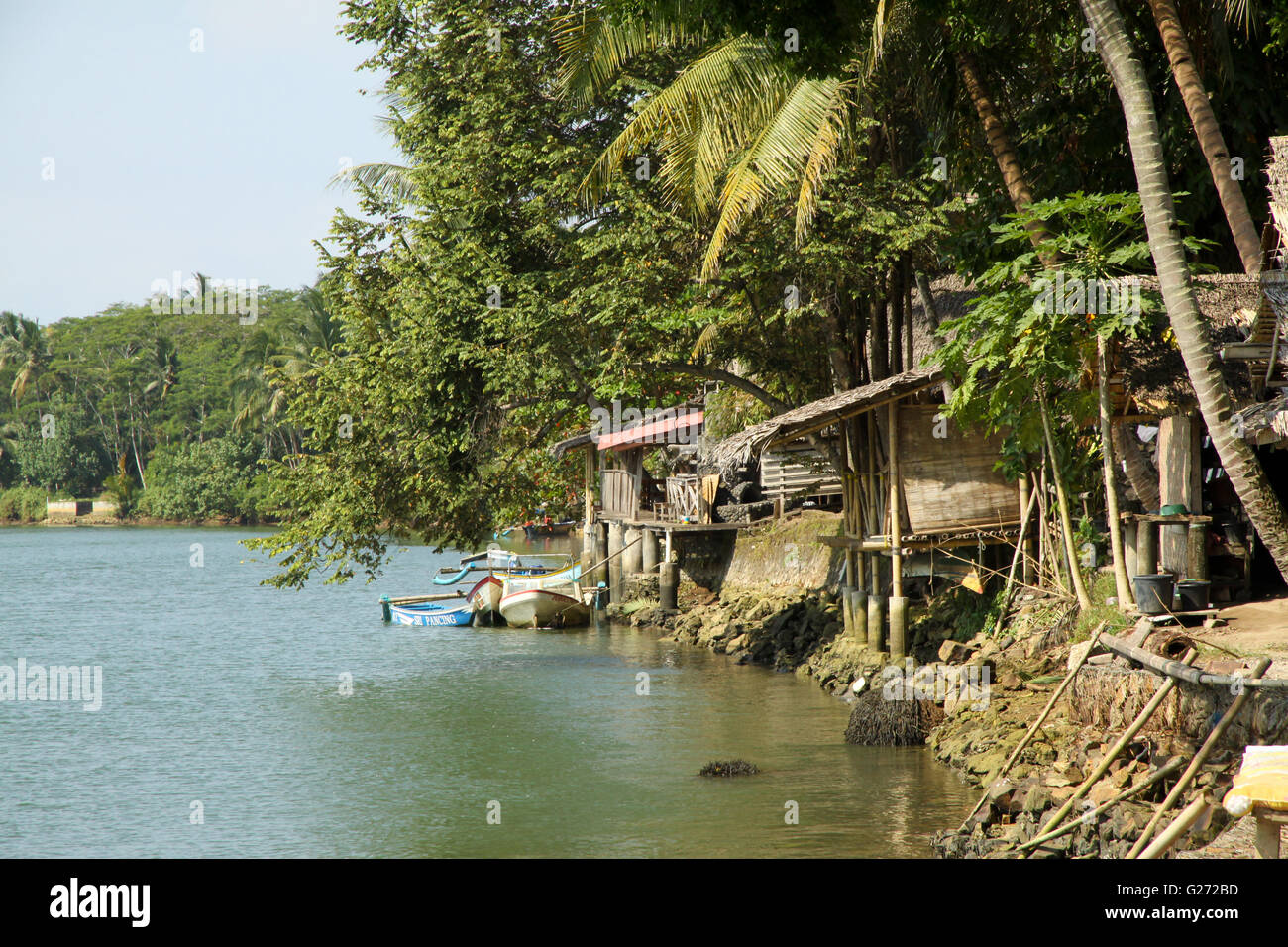Village, à côté de la rivière, un Batukaras, Java, Indonésie Banque D'Images