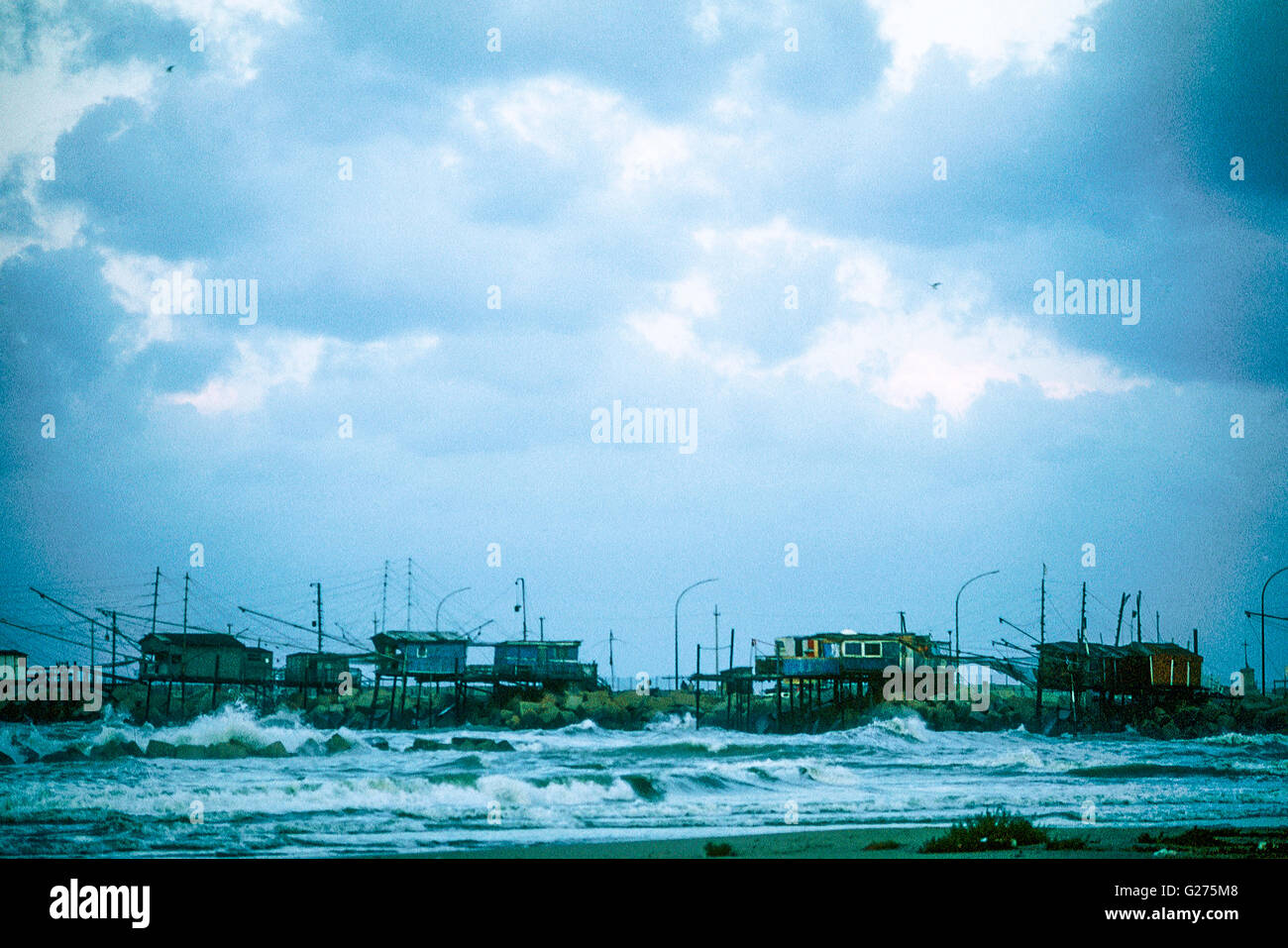 Cabanes de pêcheurs en mer Adreatic orageux près de Pescara (Abruzzes) Banque D'Images