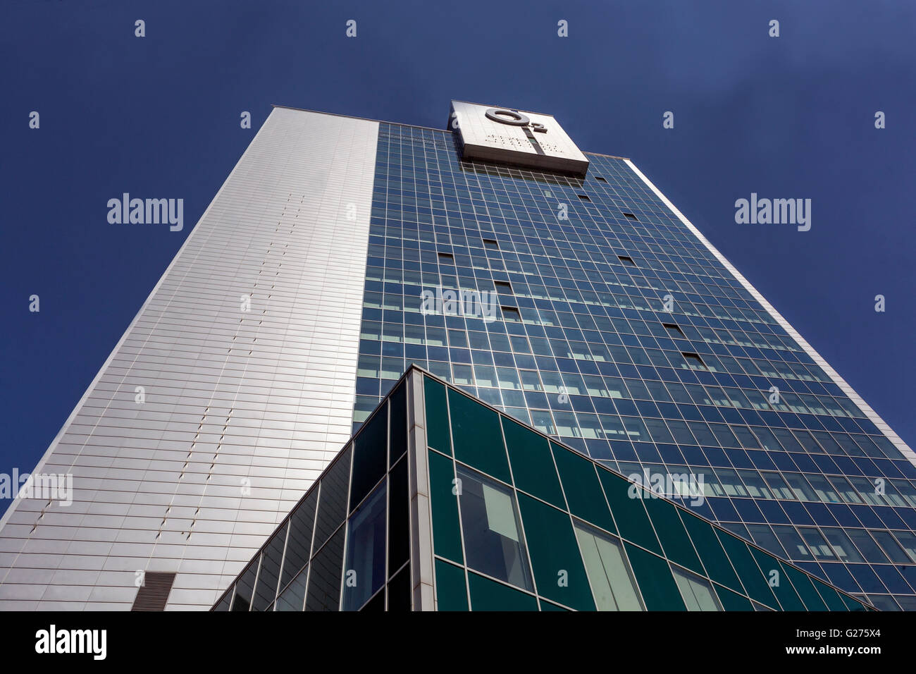 Panneau O2 sur bâtiment moderne, Banska Bystrica, Slovaquie Banque D'Images
