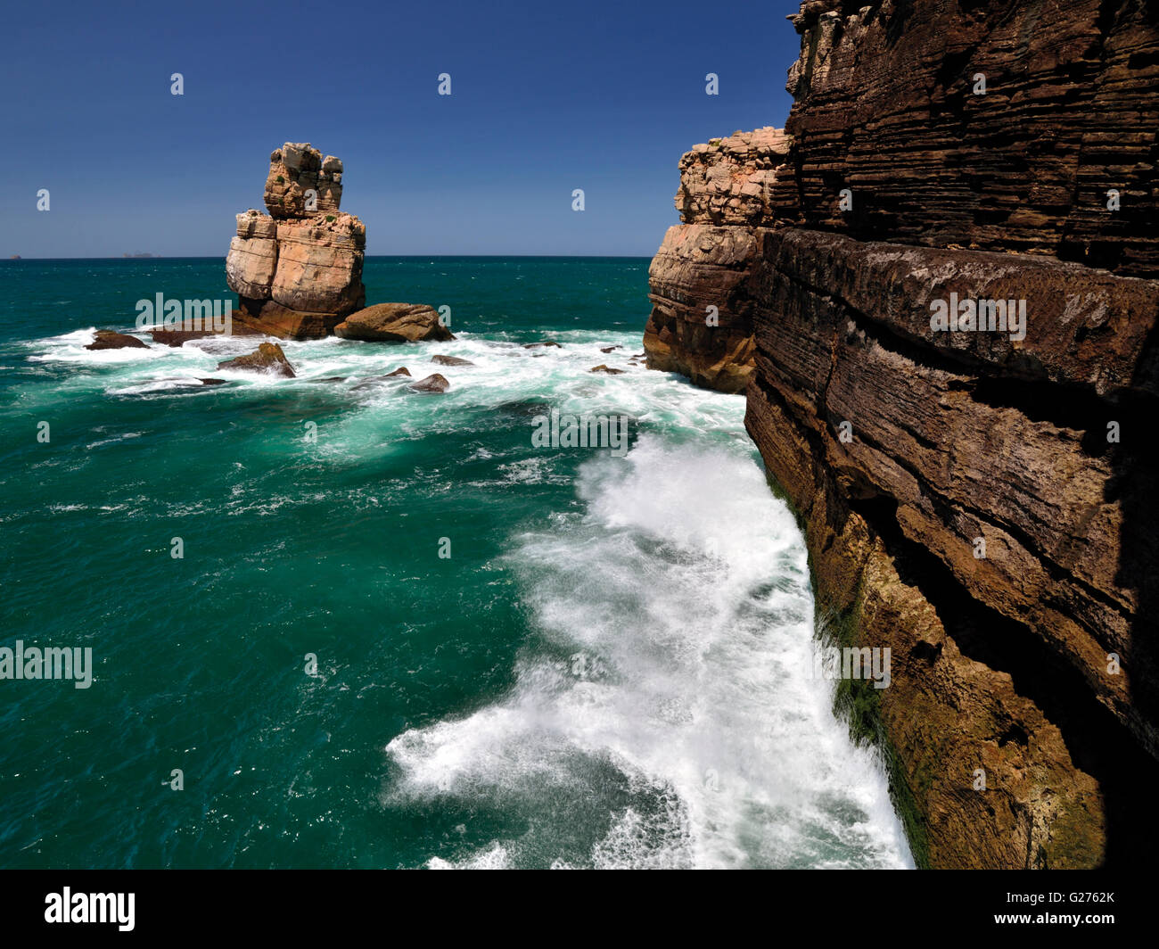 Portugal : Rock formation 'Nau dos Corvos' avec des vagues et aprubt cliffs de côté à Le Cap Carvoeiro Banque D'Images